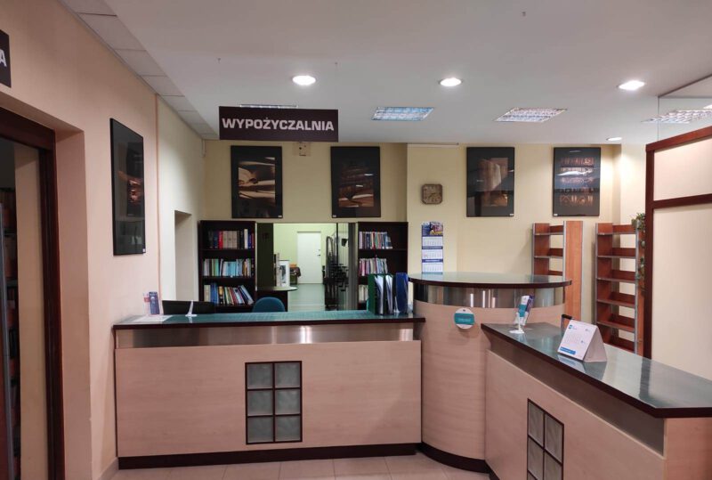 Zdjęcie przedstawiające wypożyczalnię w Bibliotece PWSZ w Raciborzu.