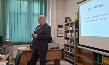„Barwy matematyki” – inspirująca prelekcja dr Tomasza Szweda w Bibliotece ANS w Raciborzu